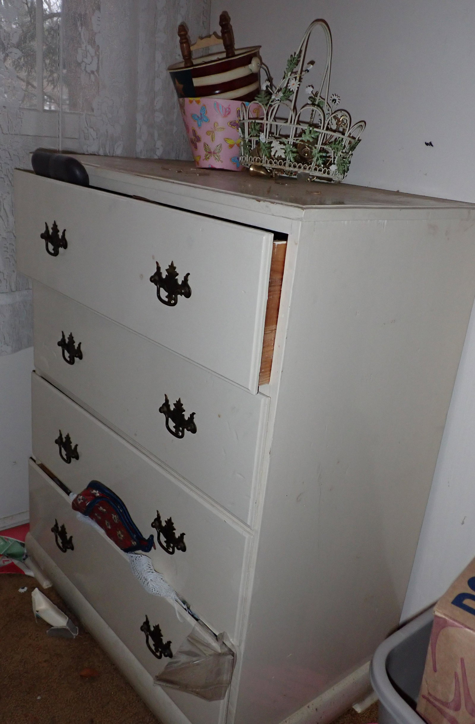 Chest with Contents & Misc: Getting all pictured on wall. Take what you want and leave the rest