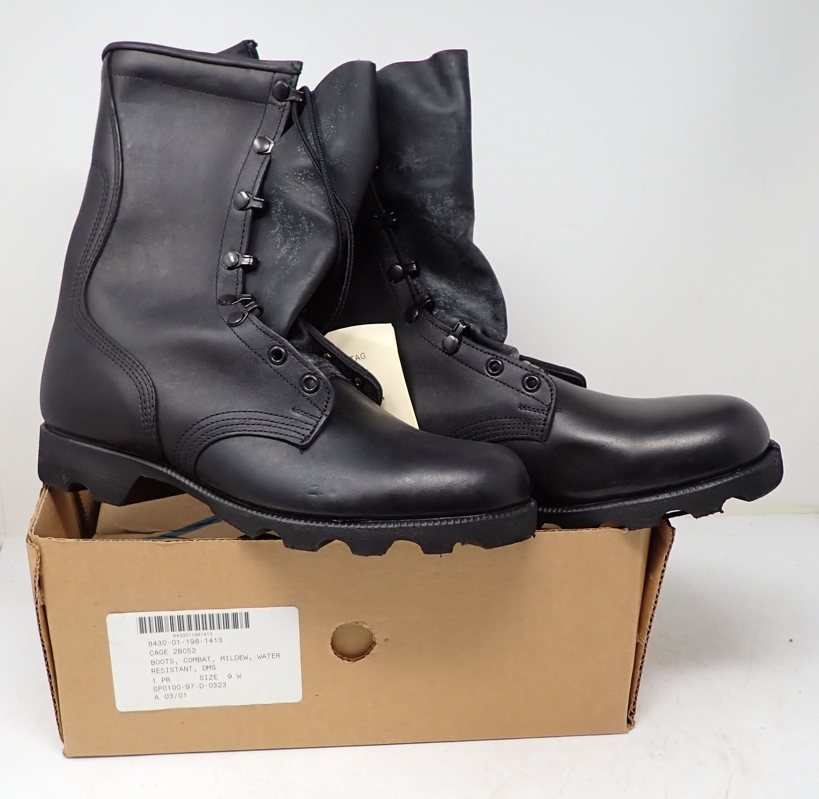 Size 9w Combat Boots New with Tags: New !