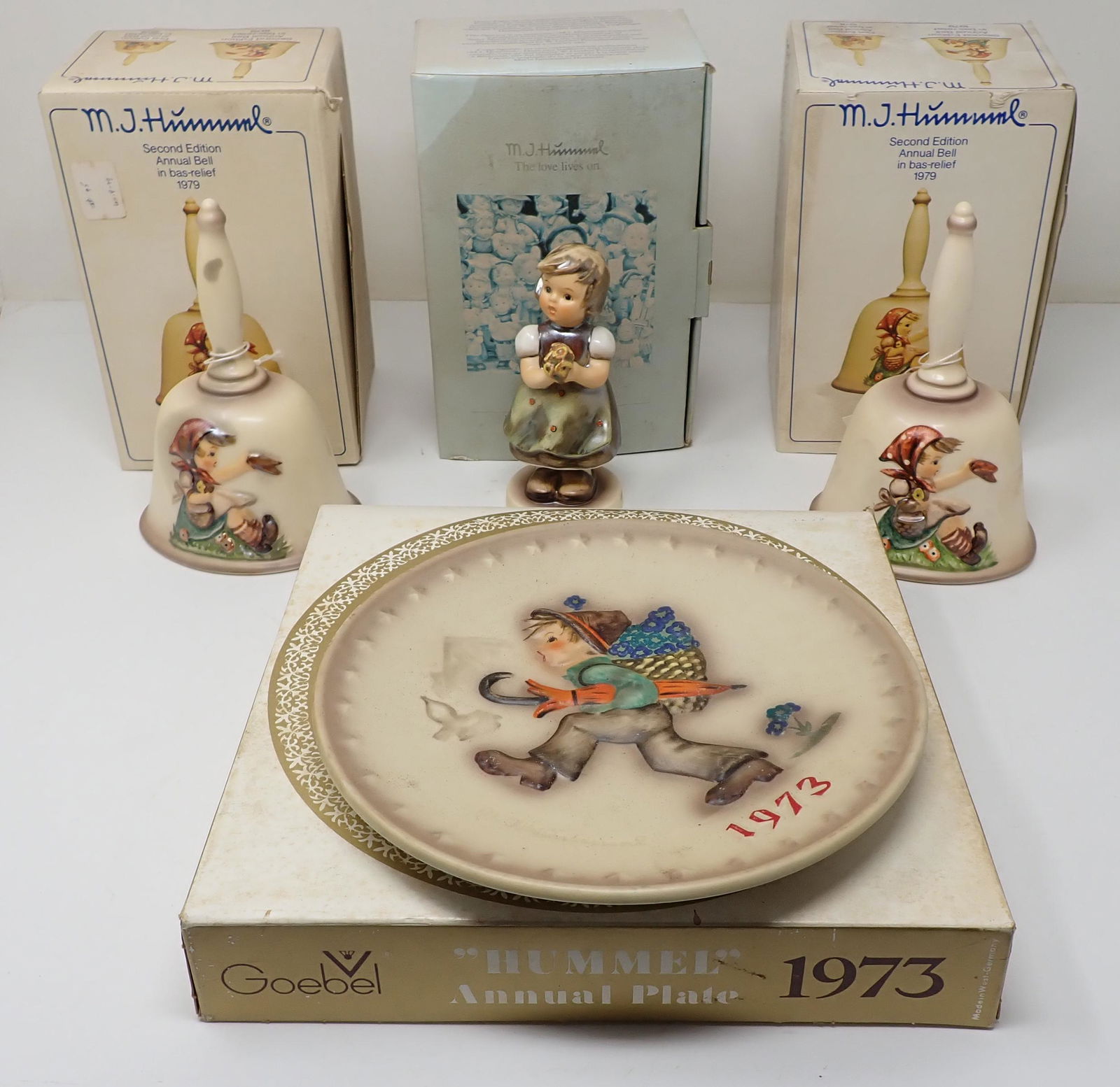 Hummel Goebel Figurine Plate & Bells: Getting all pictured