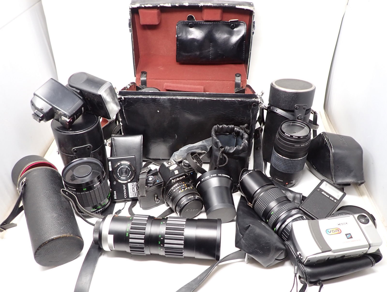 Nikon Camera & Misc Camera Lenses: Getting all pictured