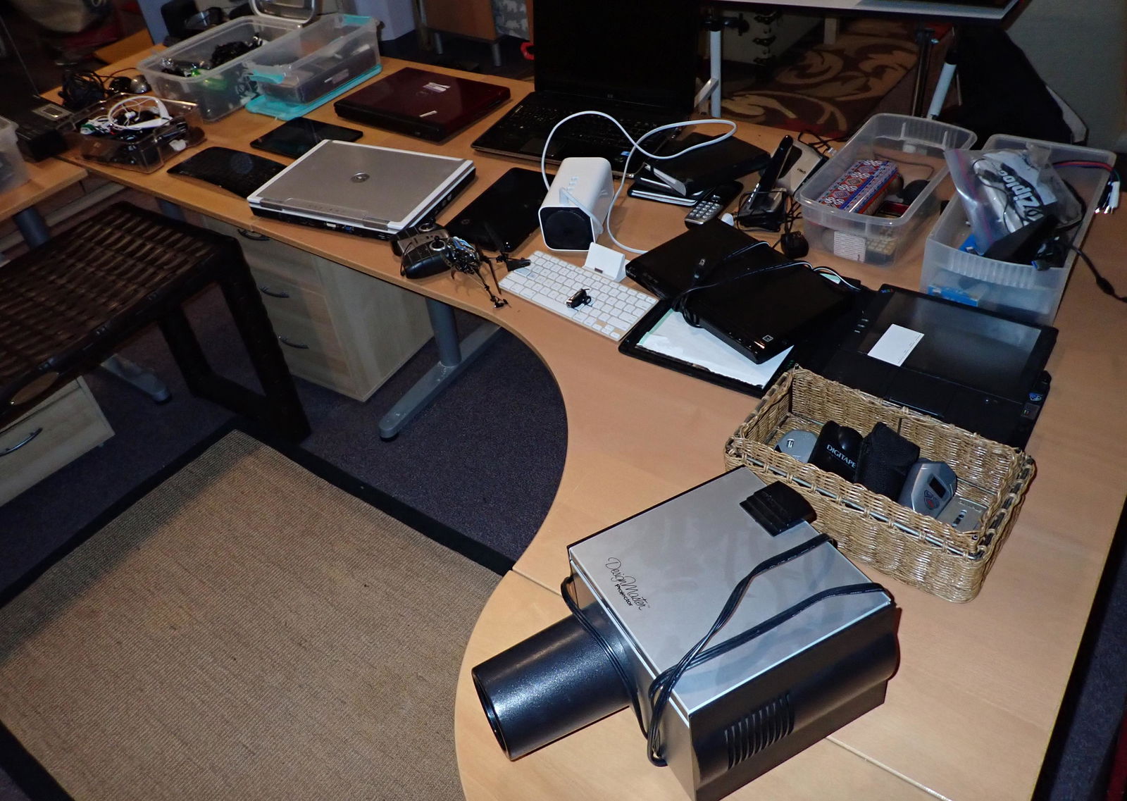 Laptops DesignMaster Projector Incl Apple: Getting all pictured on desk