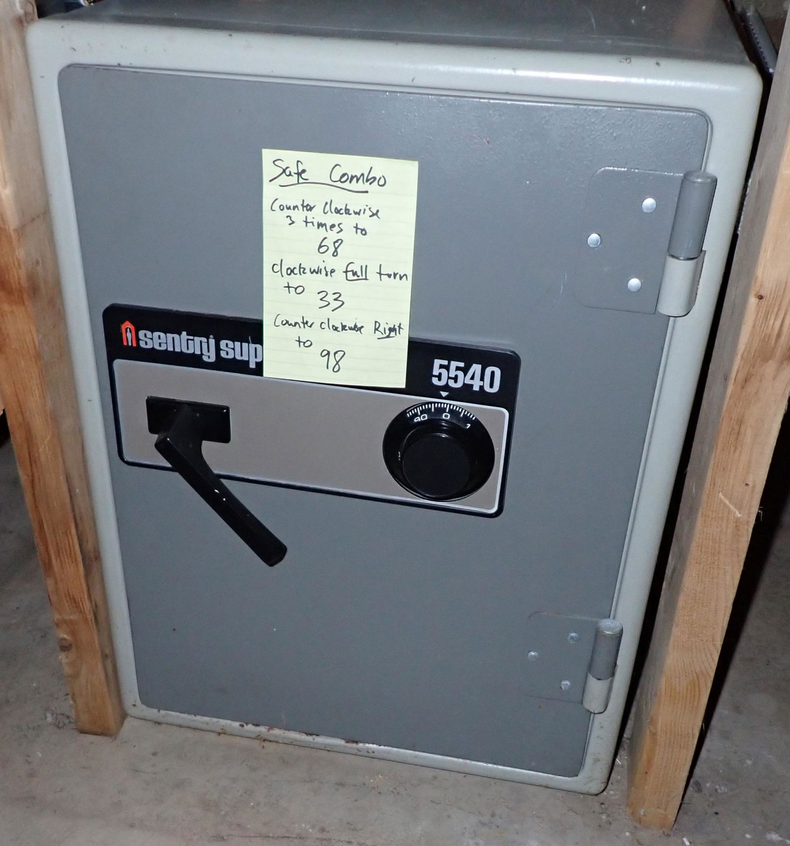 Sentry Supreme 5540 Safe: Apprx 18" x 25" x 25" tall