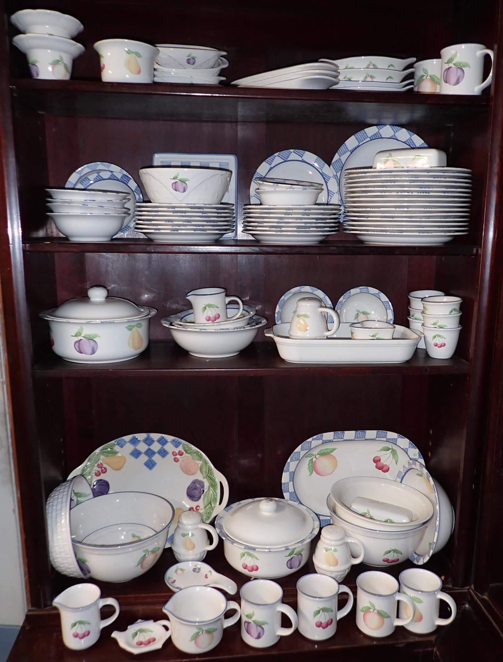 Large Lot of Pfaltzgraff Dinnerware: Getting all pictured