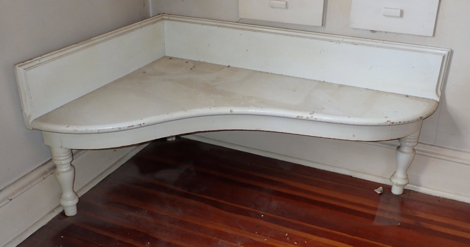 White Painted Corner Stand / Table: Apprx 29" x 42" x 21" total height