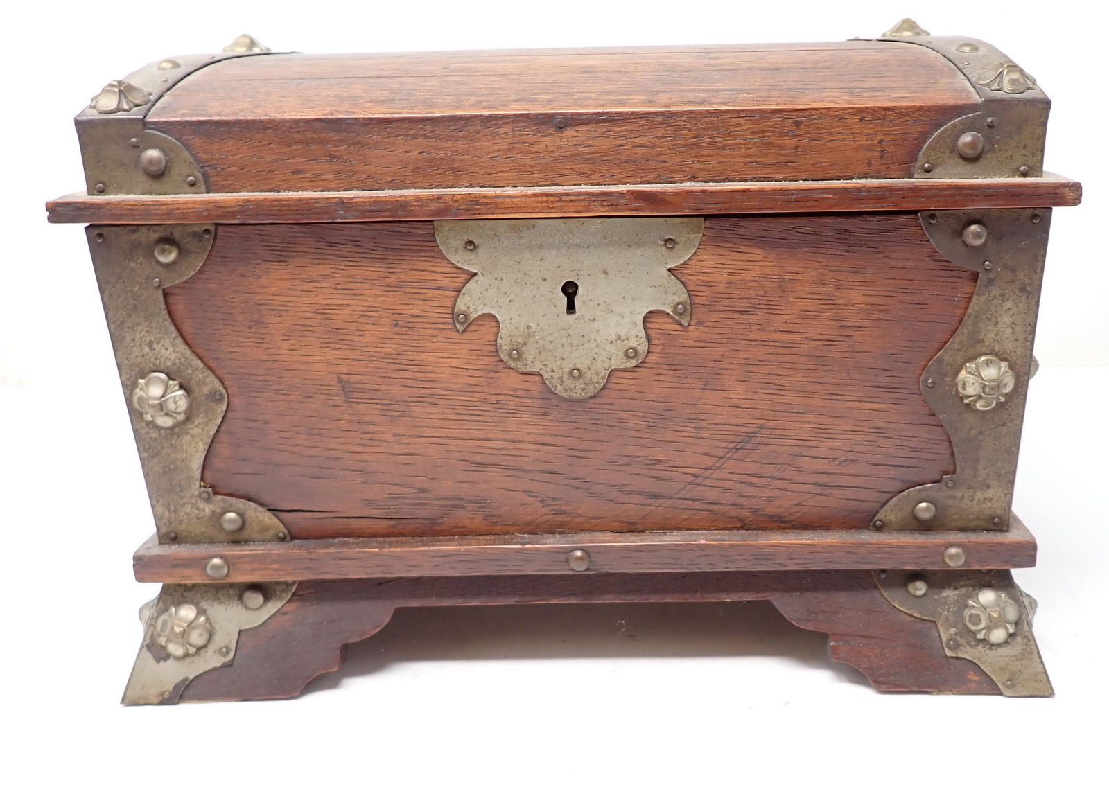 Miniature Oak Chest: Approx 7" x 11" x 7 1/2" tall