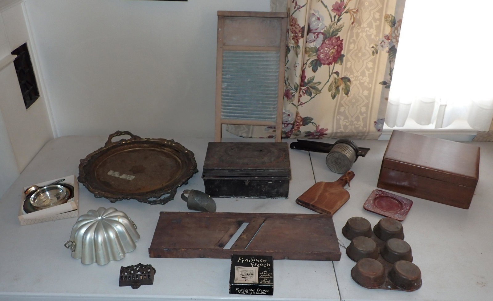 Kitchenware Spice Tin Cabbage Cutter Misc: Getting all pictured on table.