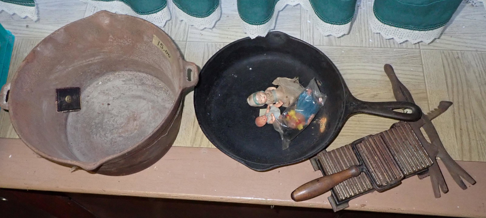 Cast Iron Skillet Fluter Dutch Oven Dolls: Getting all pictured