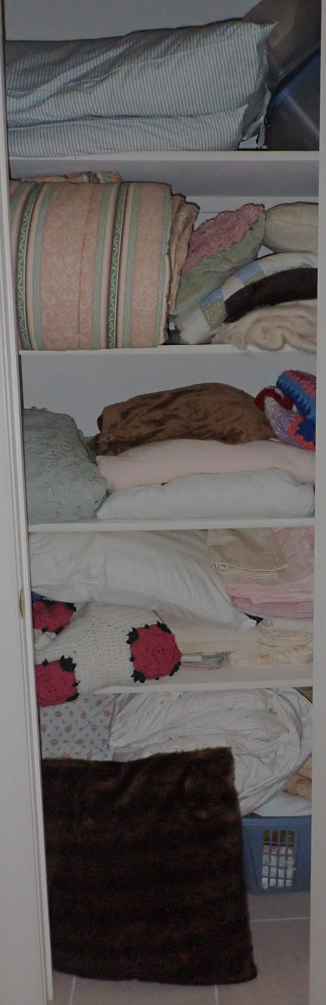 Towels Blankets Linens Sheets Pillows (1 of 11)