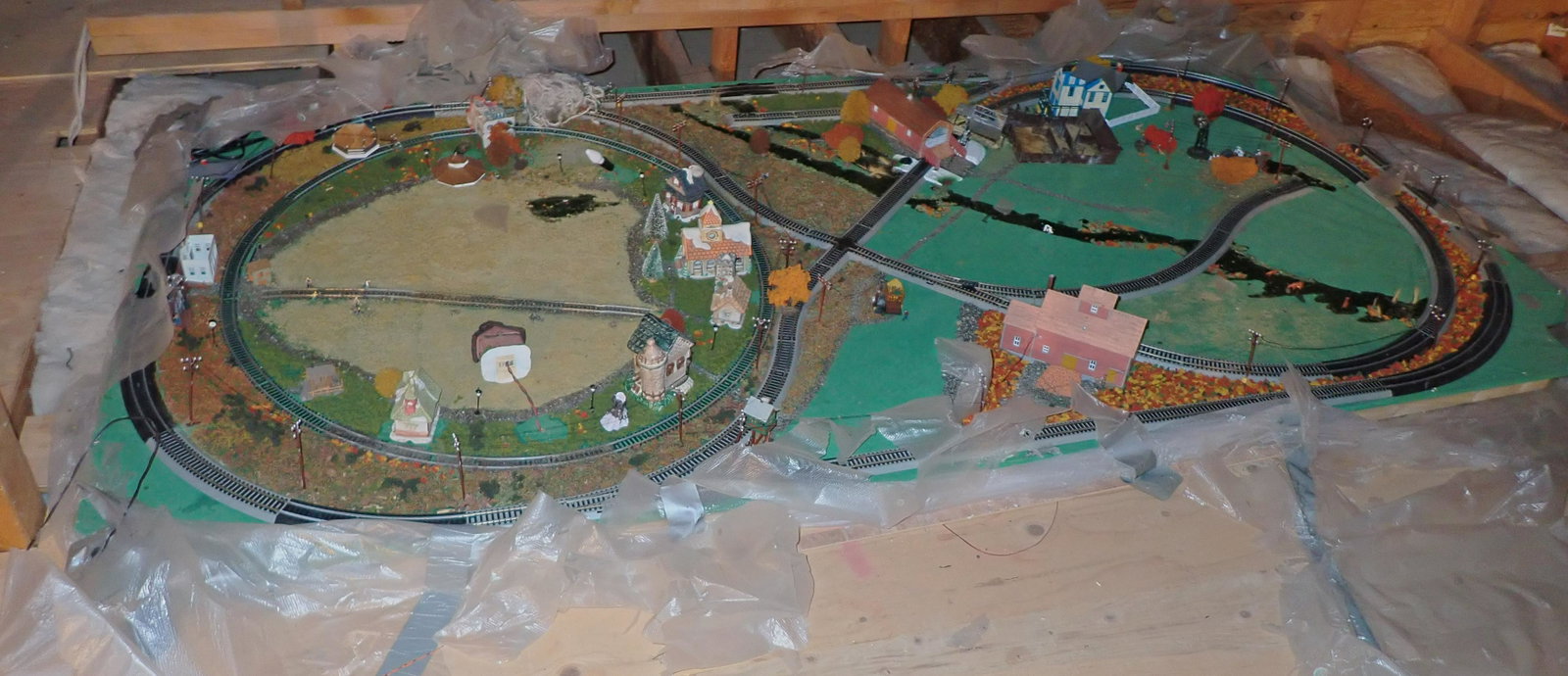 HO Scale Train Lay Out: Apprx 4x8. Buyer to take apart and carry down steps.