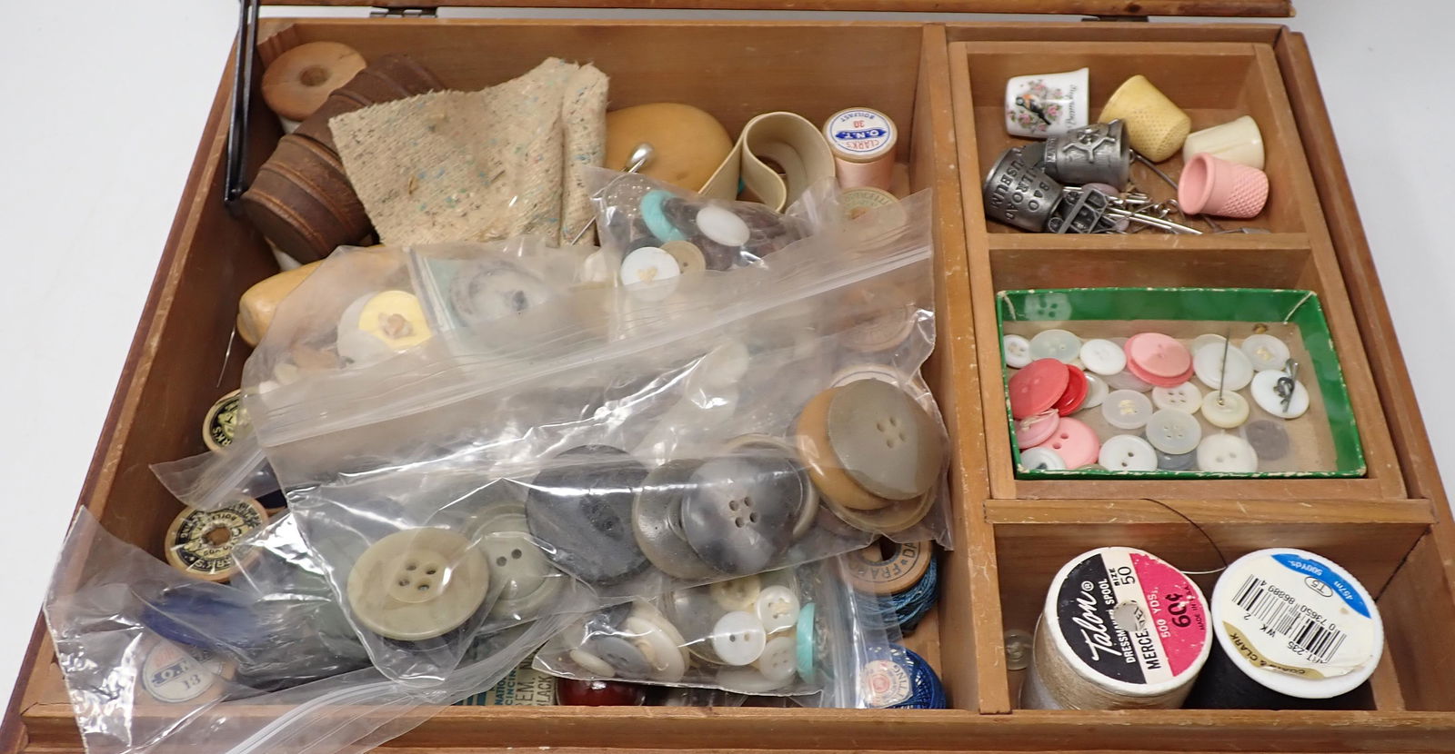 Sewing Items Buttons Thimbles Thread (1 of 8)