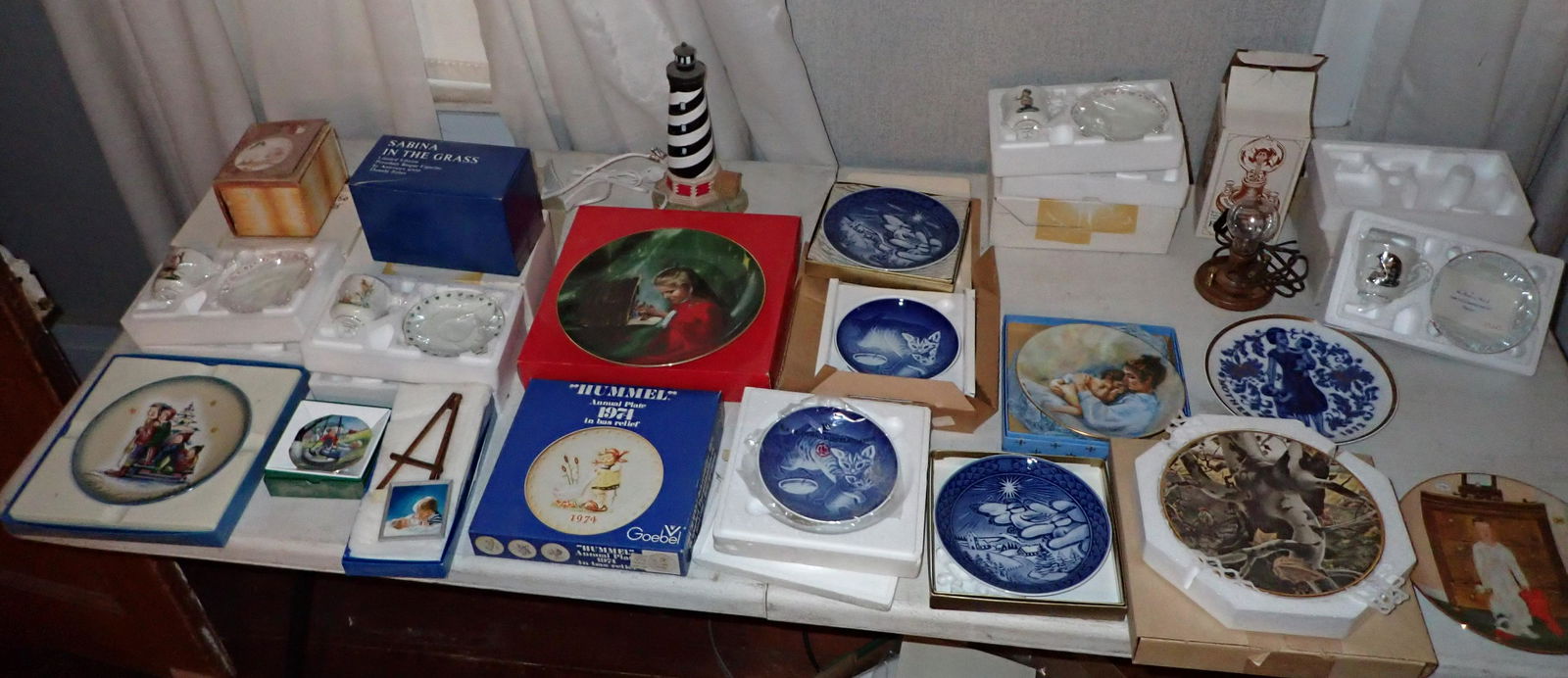 Collector Plates Cups Saucers Table Contents (1 of 8)