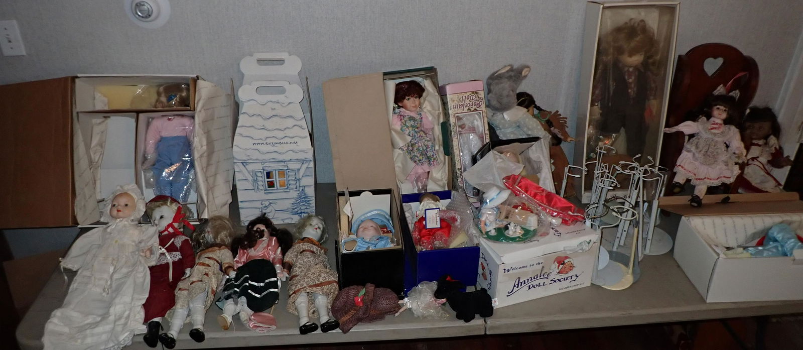 Table Contents of Dolls Chair and Stands (1 of 9)