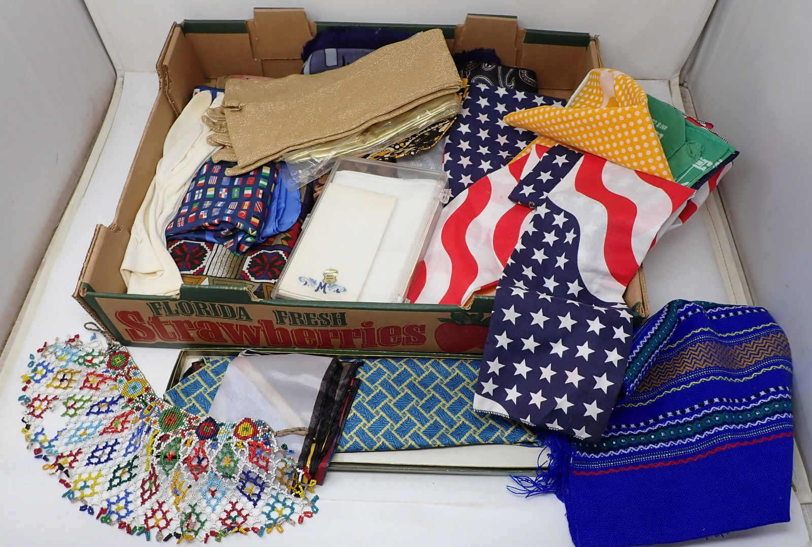 Vintage Scarves Ties Gloves Misc (1 of 4)