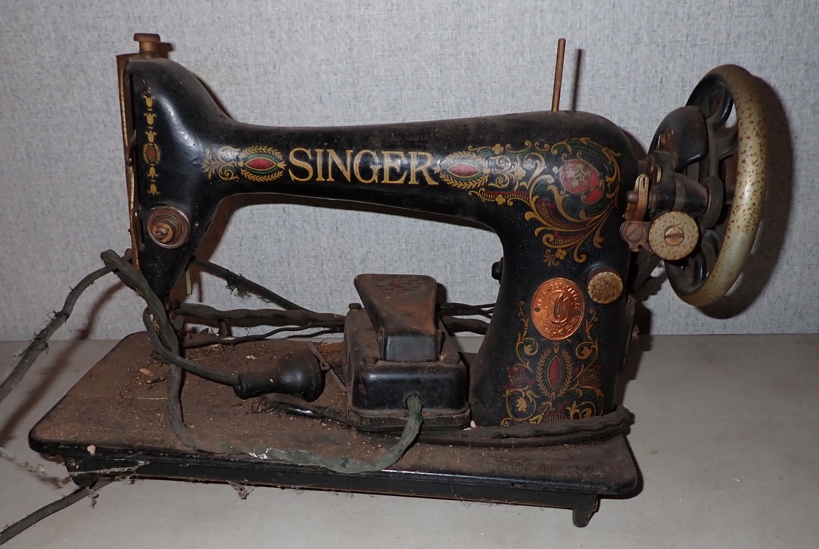 Antique Singer Sewing Machine B-B: Sewing Machine