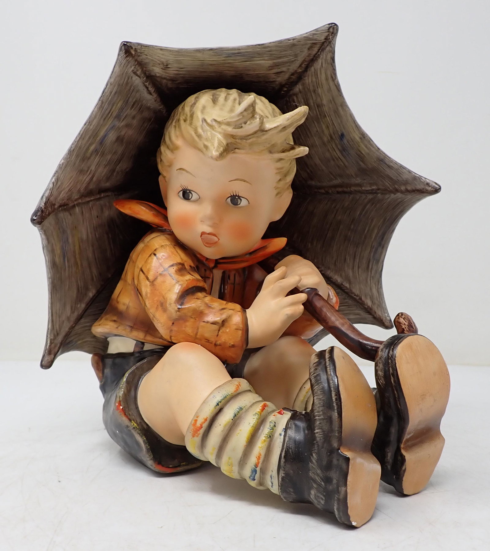 Hummel Umbrella Boy No 152: Apprx 7 3/4" tall