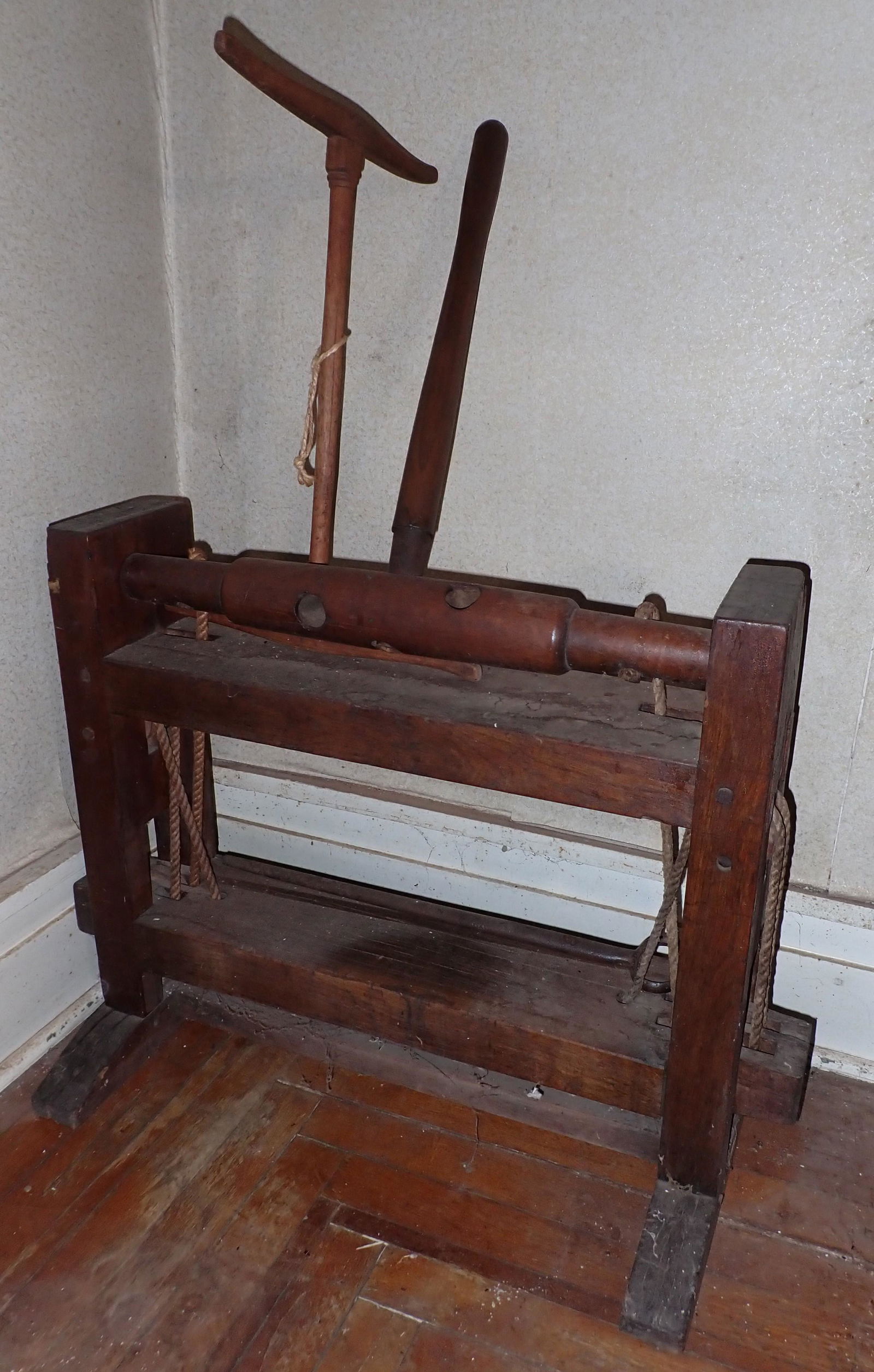 Primitive Wooden Press ? (1 of 5)