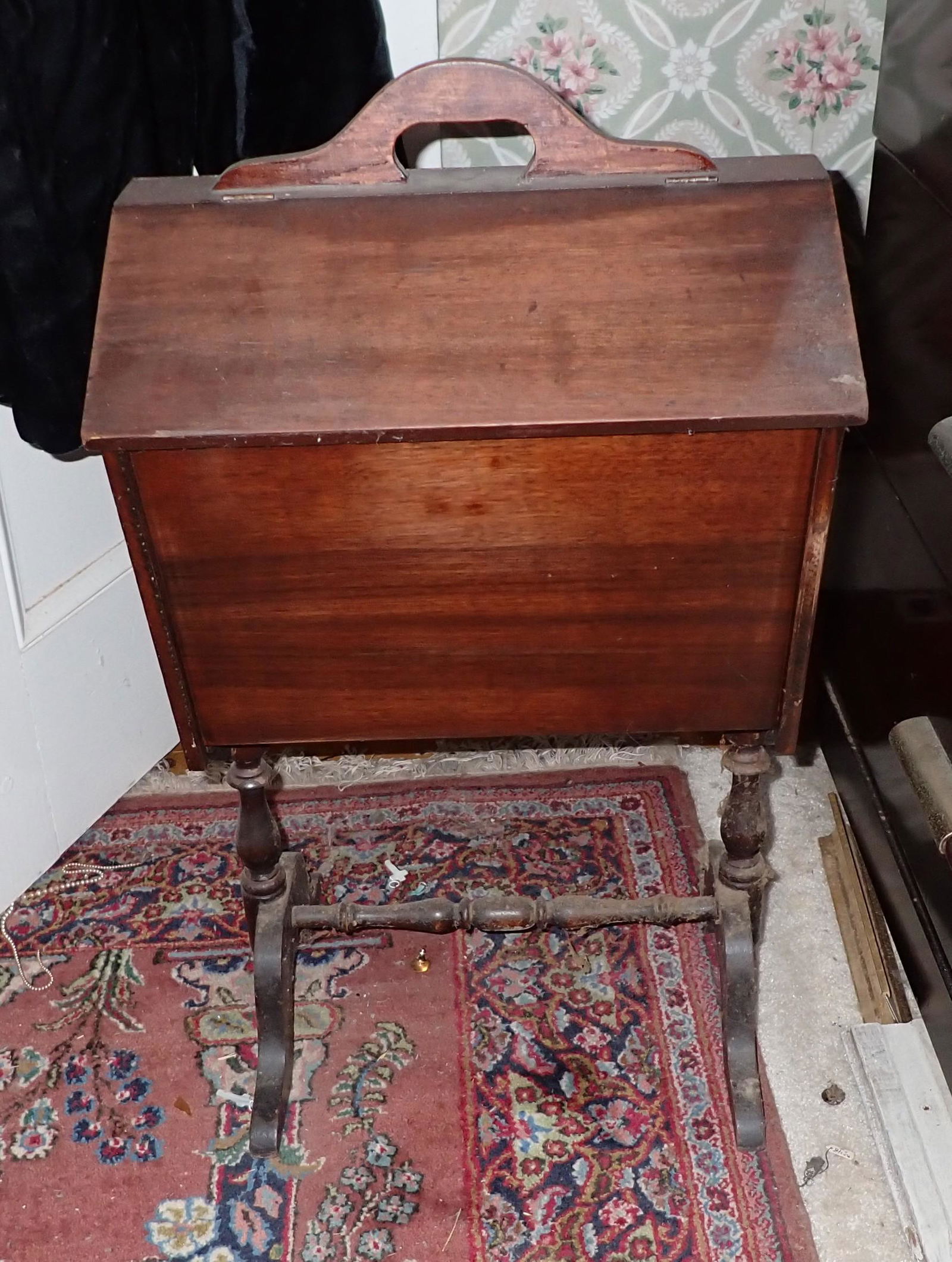 Sewing Stand w/ Buttons Attachments Contents (1 of 8)