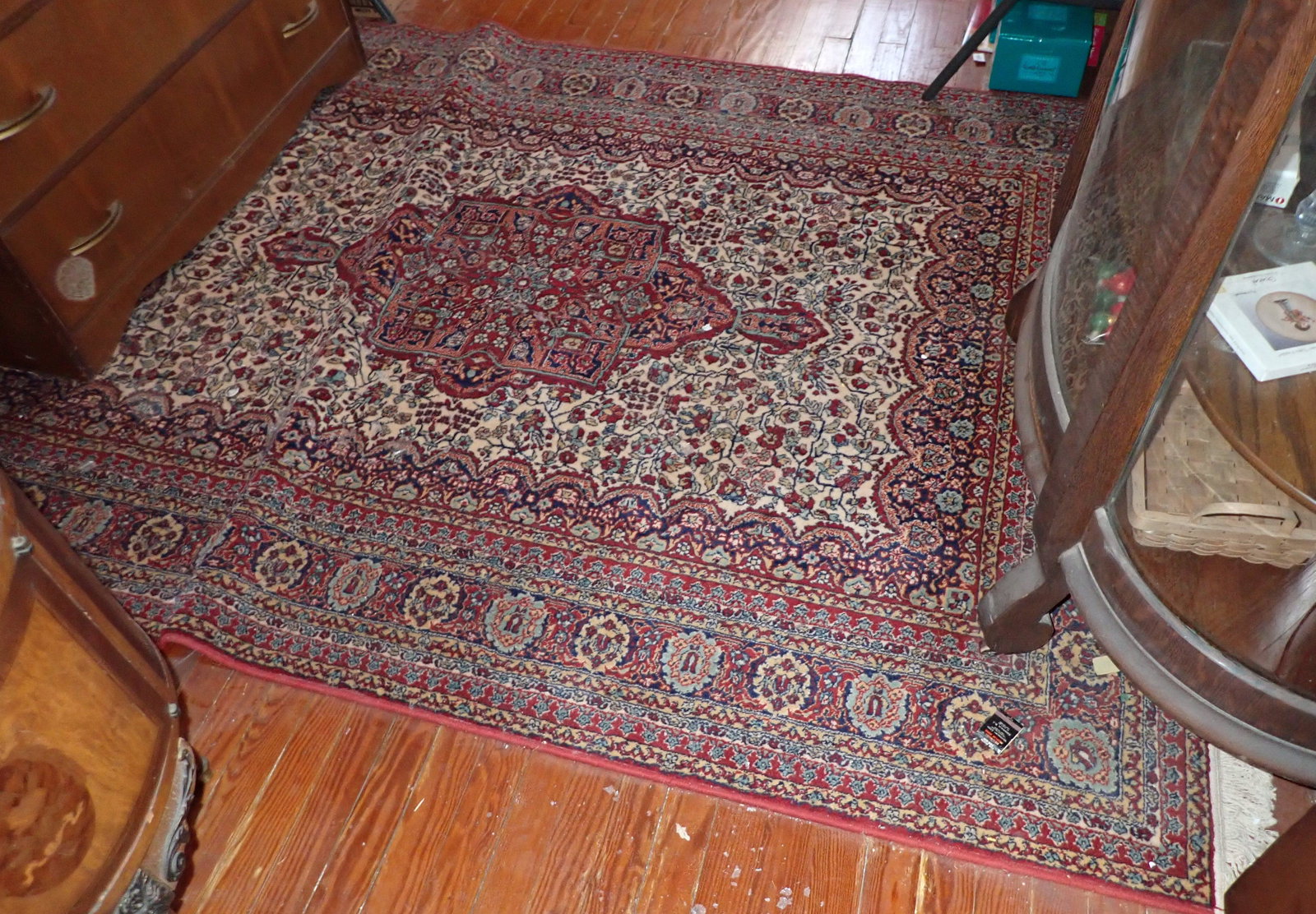 Oriental Area Rug: Approx 66" x 94" . Pick up last hour of pick up day only !