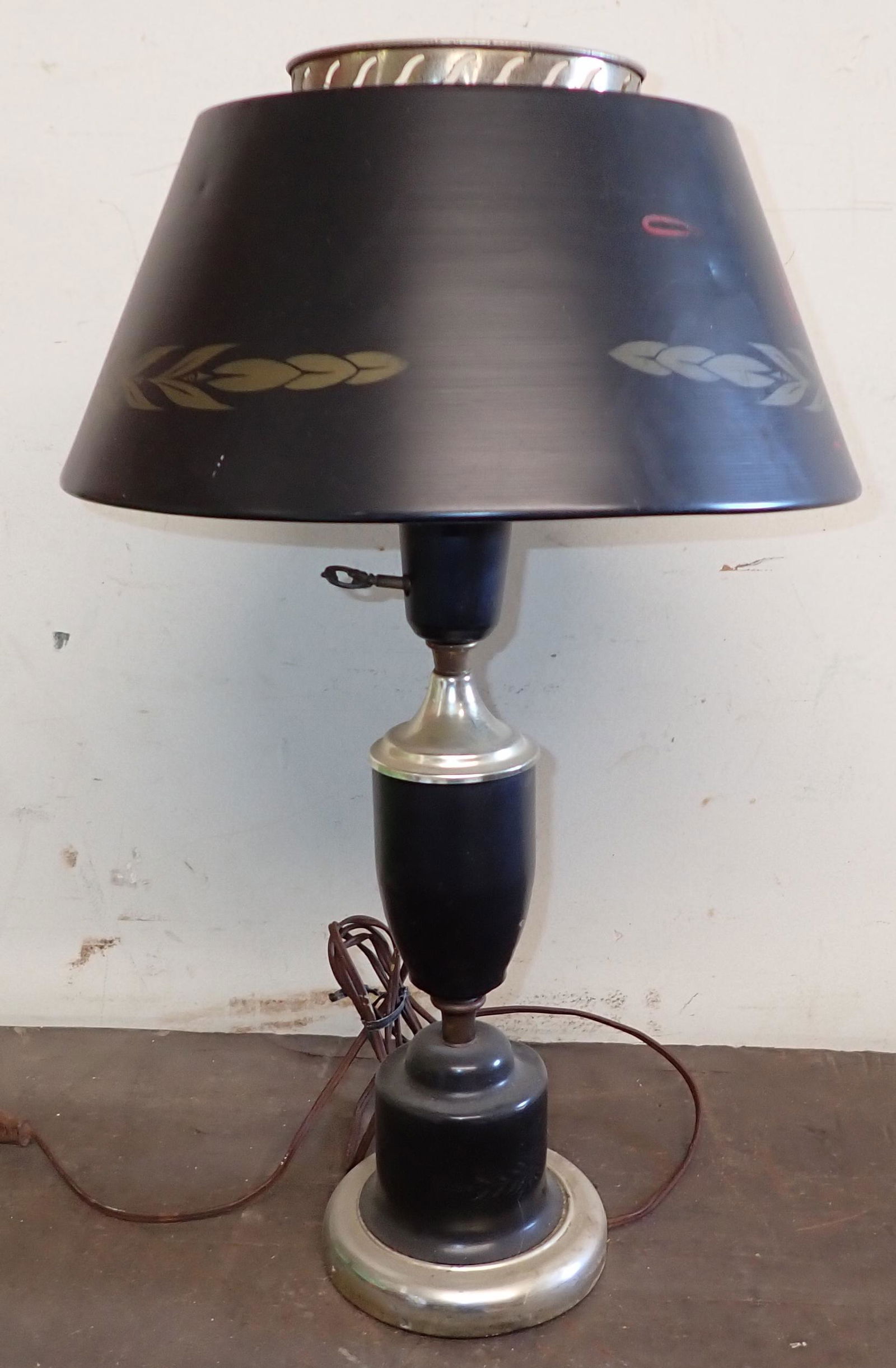 Vintage Table Lamp: Approx 22 1/2" tall