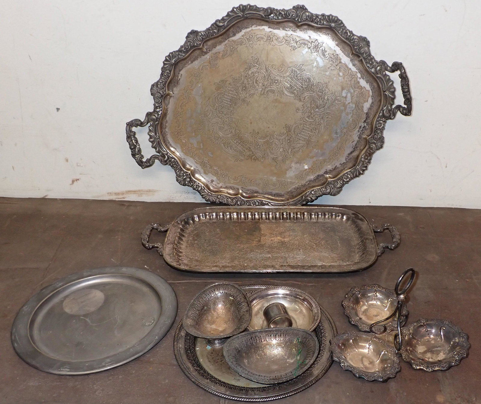 Silverplate Platters Bowls Misc (1 of 4)
