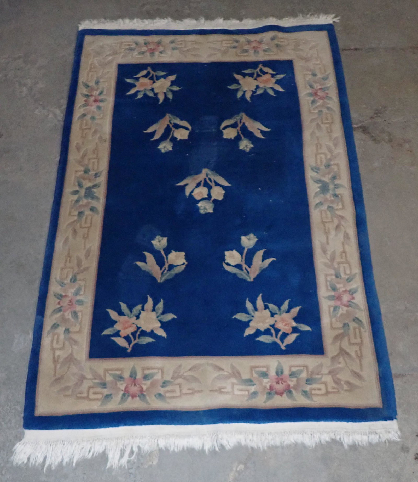 Area Rug: Approx 48" x 78"