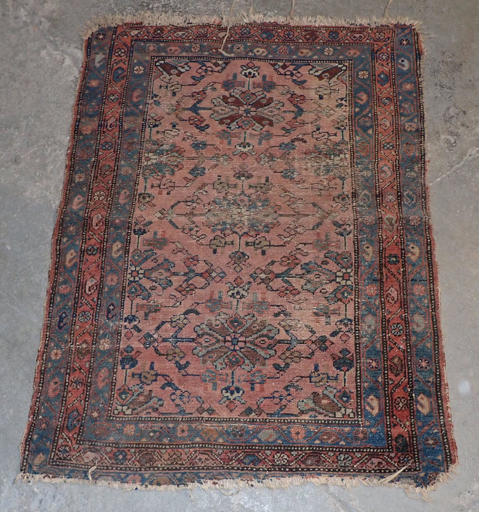 Oriental Area Rug: Approx 33" x 44"