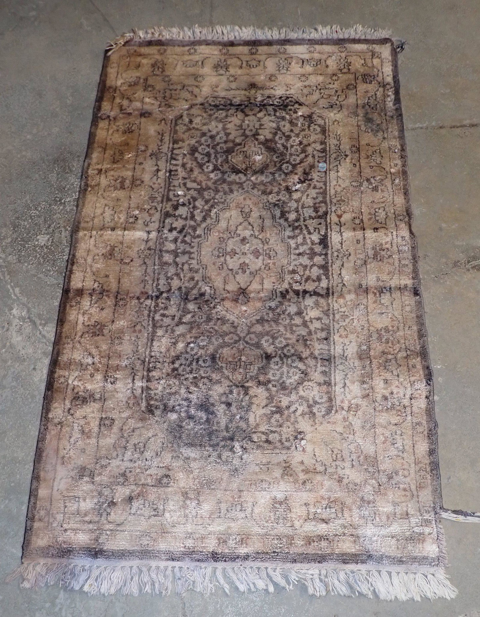 Oriental Area Rug: Approx 36" x 65"