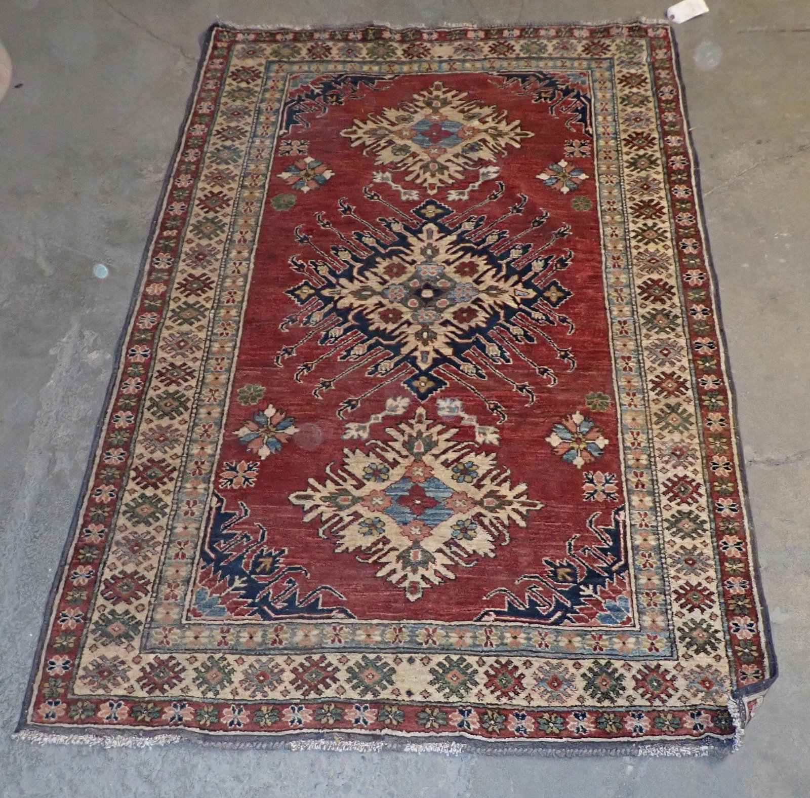 Oriental Style Area Rug: Apprx 50" x 76"
