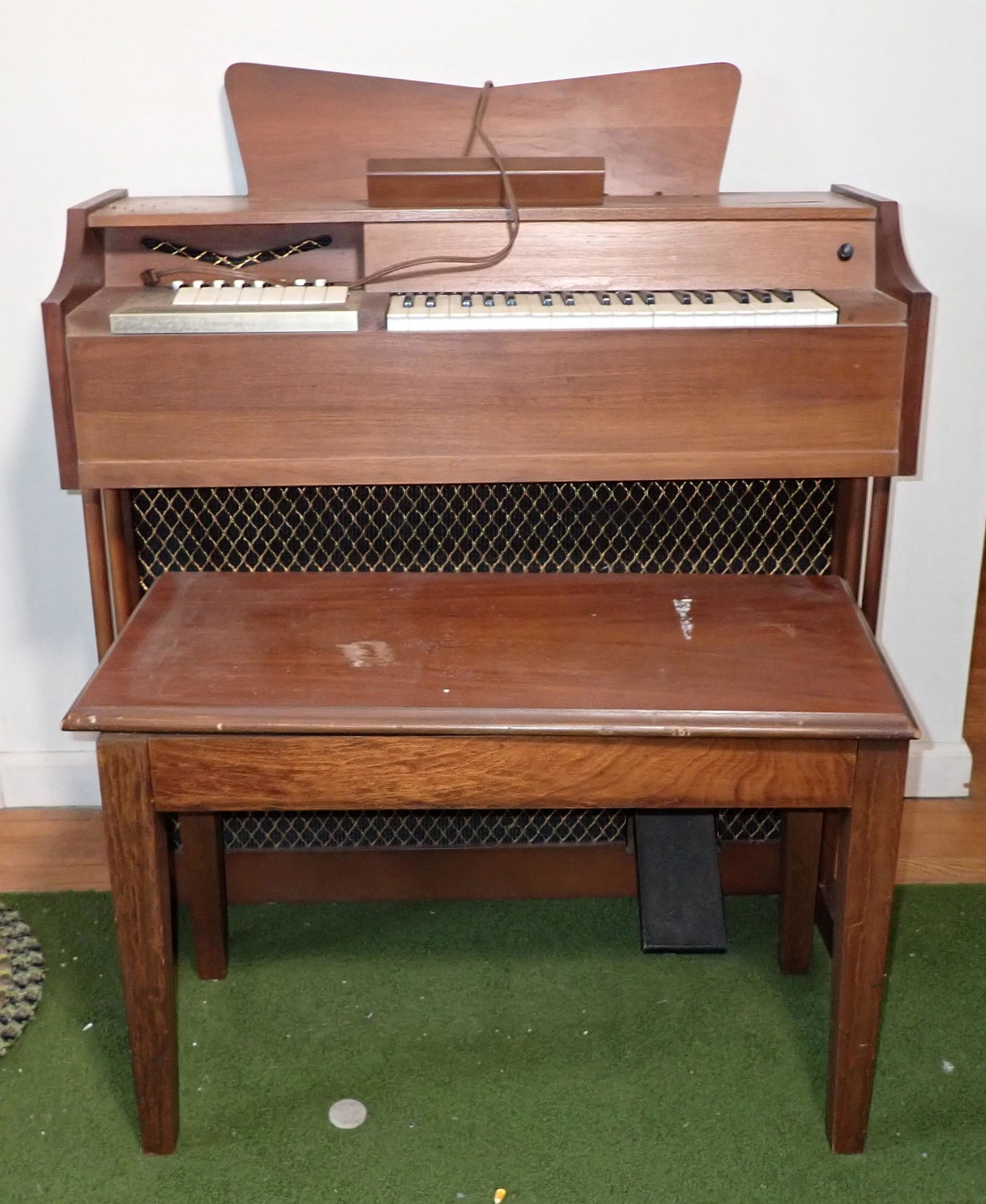 Electric Cord Organ (1 of 4)