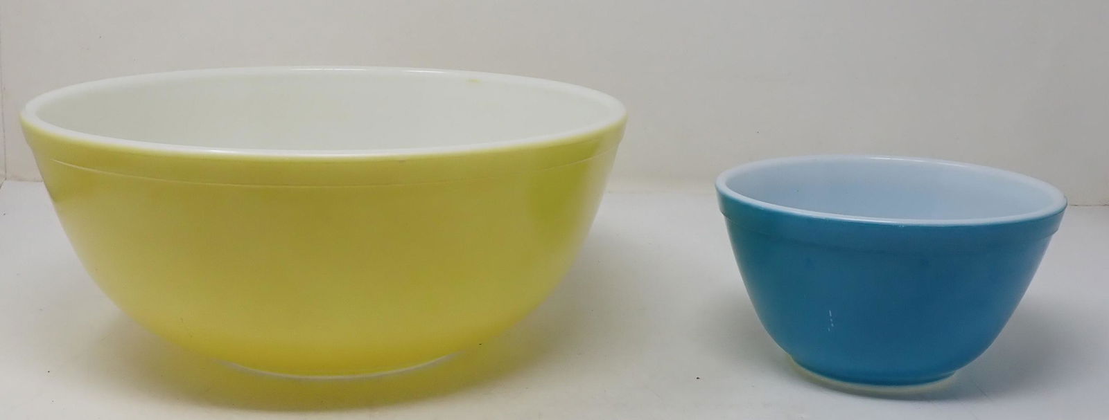 2 Pyrex Mixing Bowls (1 of 2)