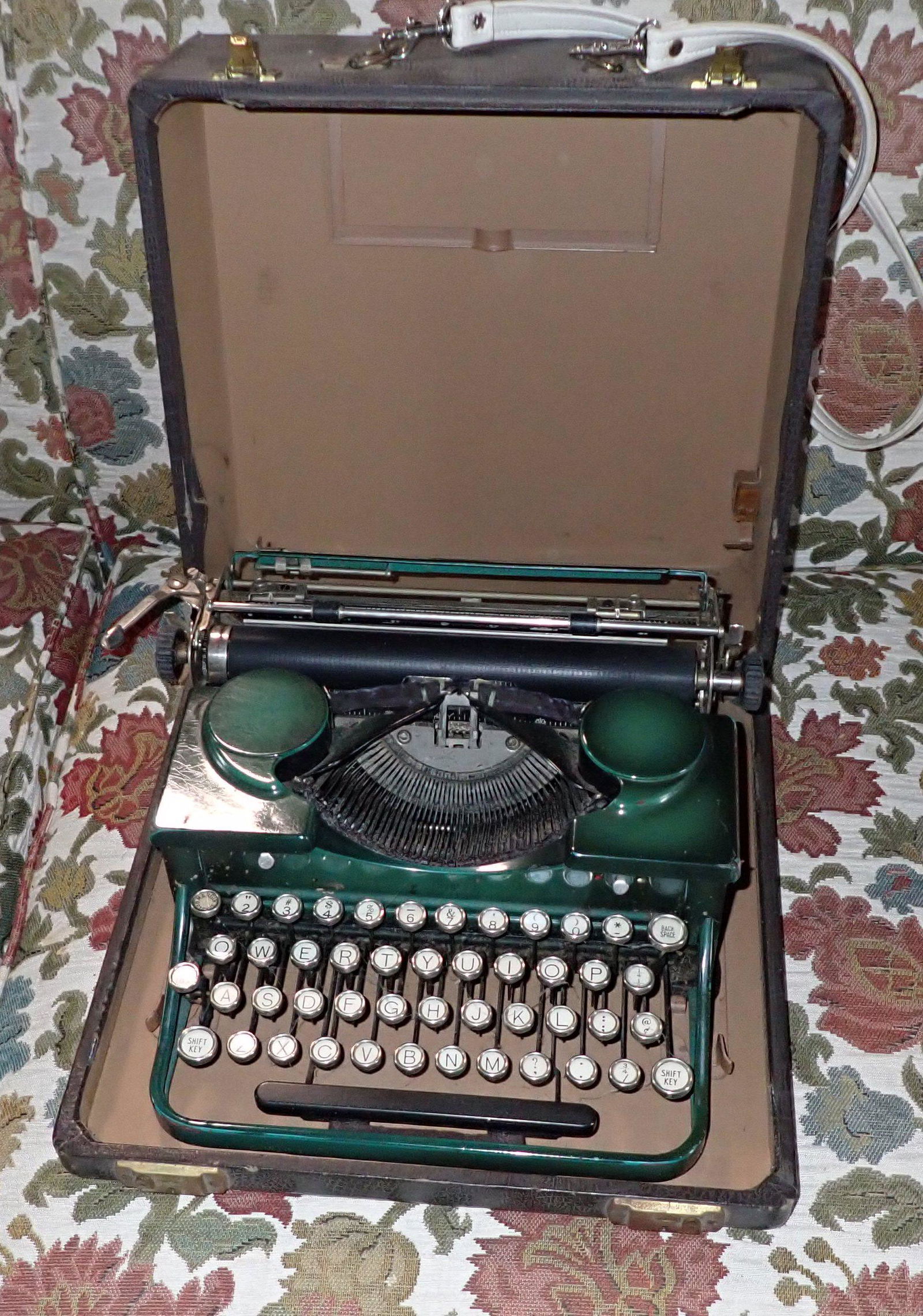 Vintage Royal Typewriter (1 of 4)