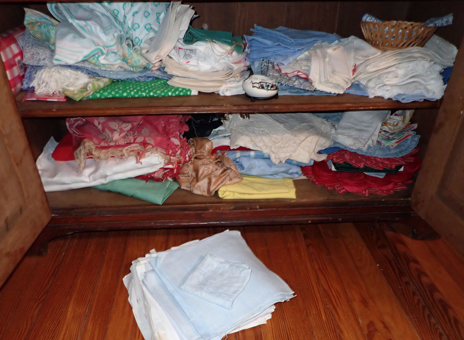 Linens Tableclothes & Misc (1 of 6)