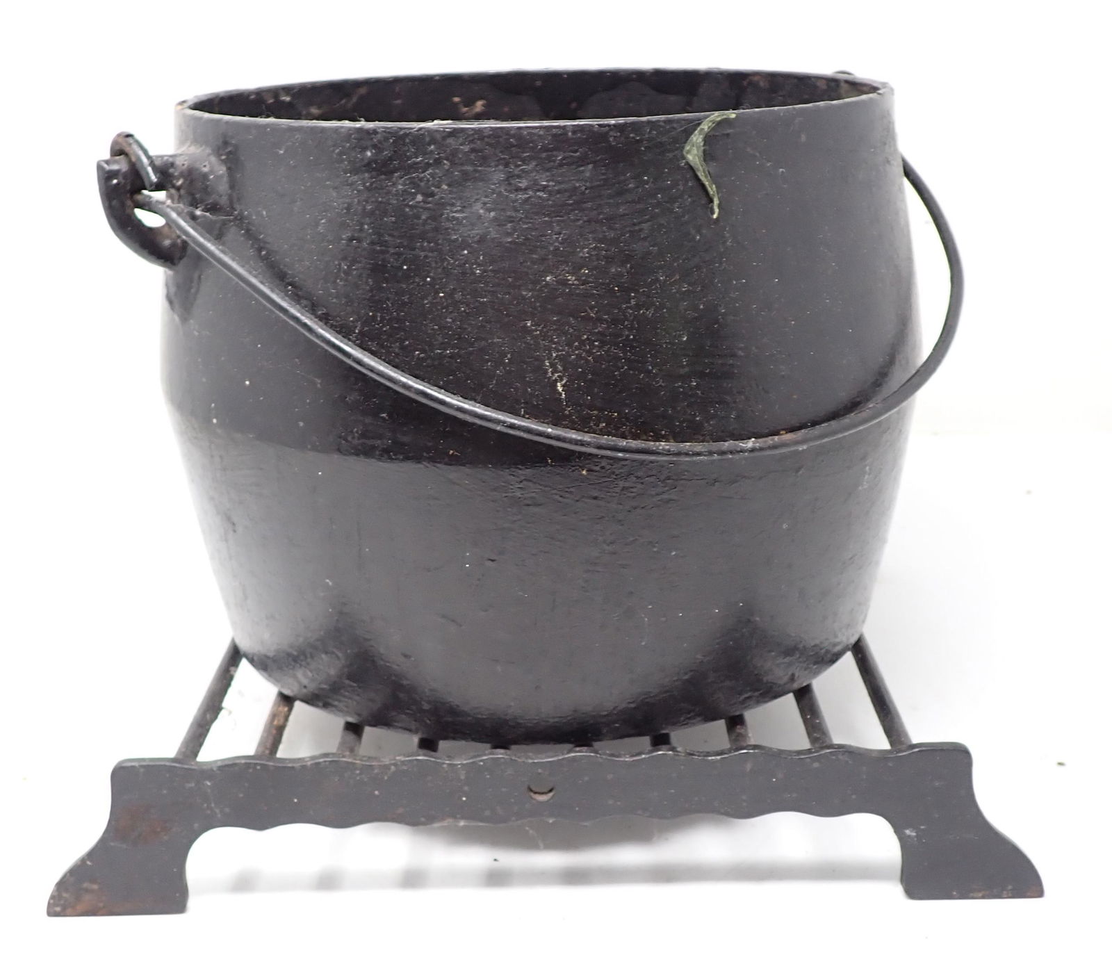 Cast Iron Kettle and Trivet (1 of 5)