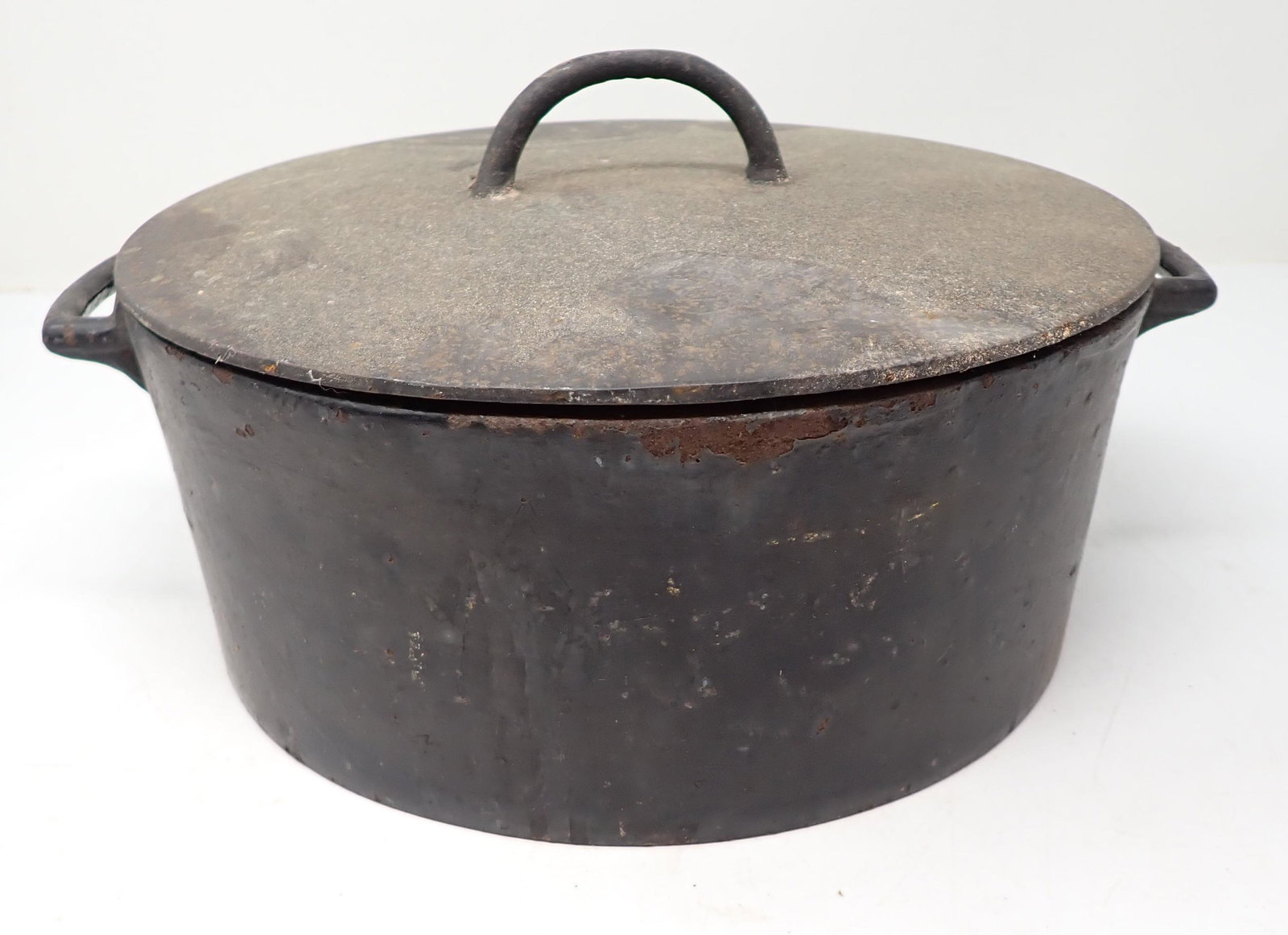 Early Cast Iron Dutch Oven Wagner ?: Approx 11" in diameter and 6 3/4" tall. All I can make out is Sidney in the middle. Could be early Wagner ?? Sold as pictured, with no guarantees