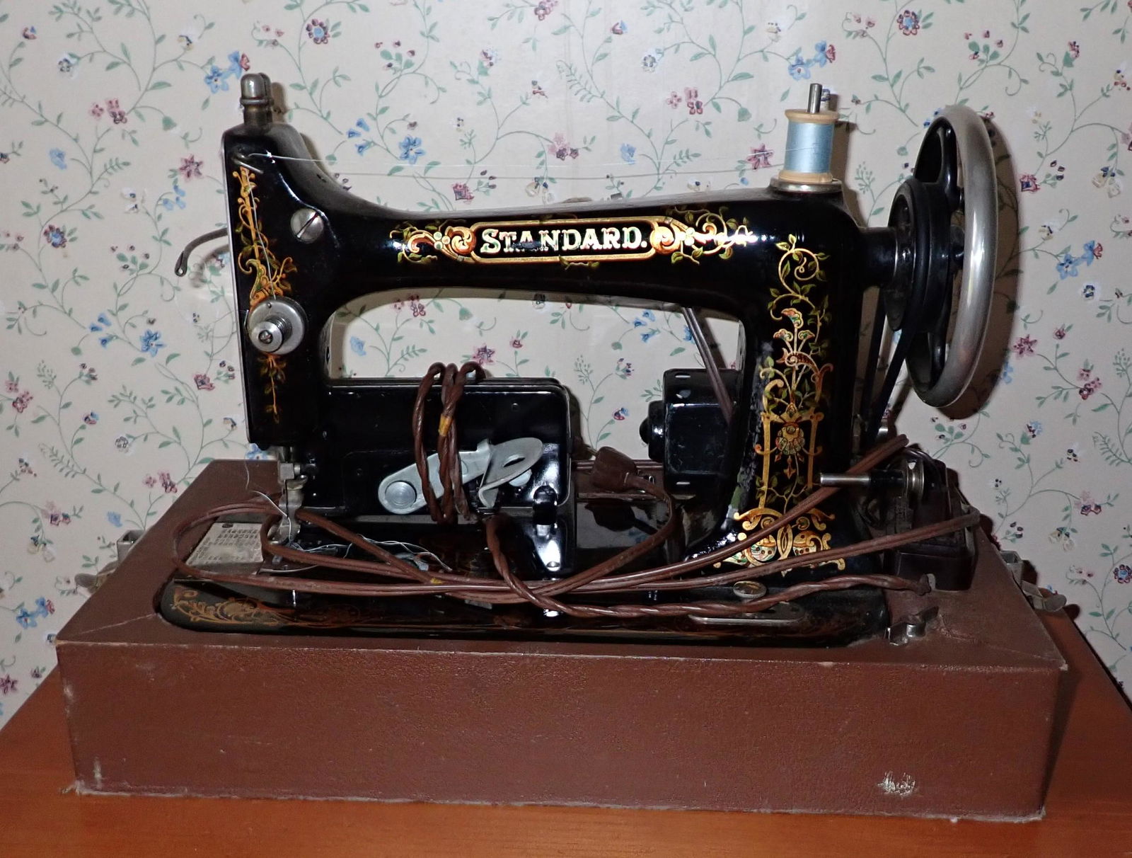 Standard Sewing Machine (1 of 9)