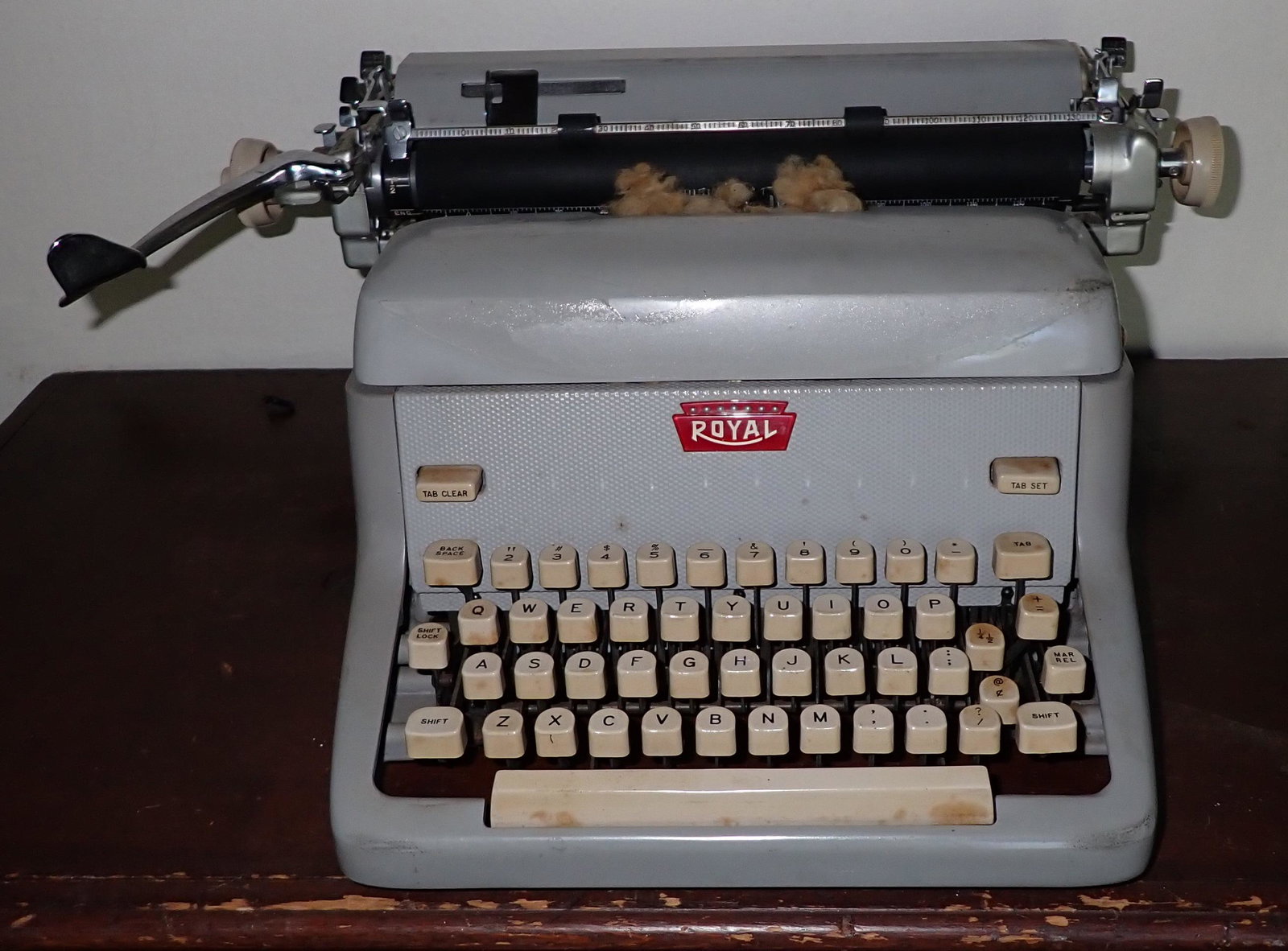 Vintage Royal Typewriter: Comes with cover
