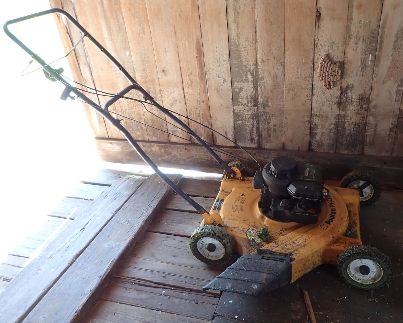 Poulan Pro Mower w/ Briggs & Stratton (1 of 4)