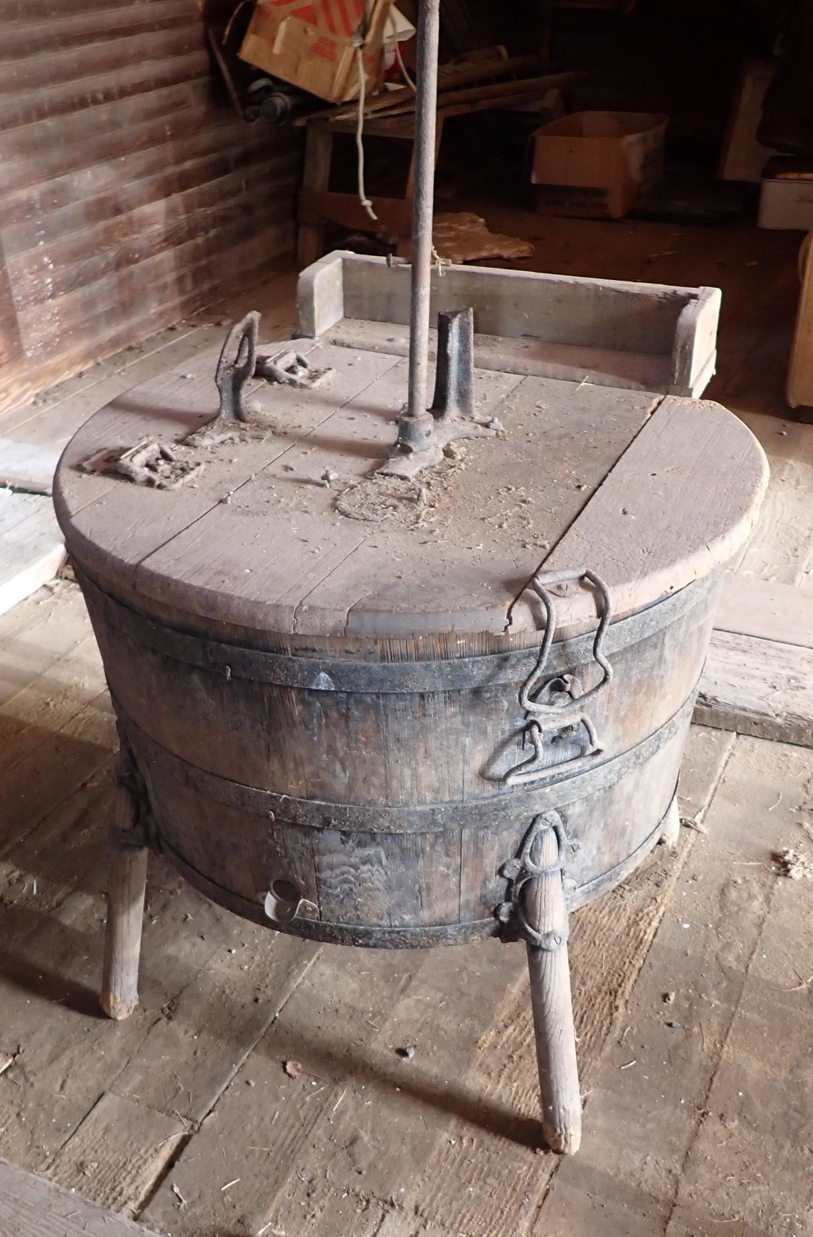 Washtub: Approx 24" in diameter and 24" to lid.