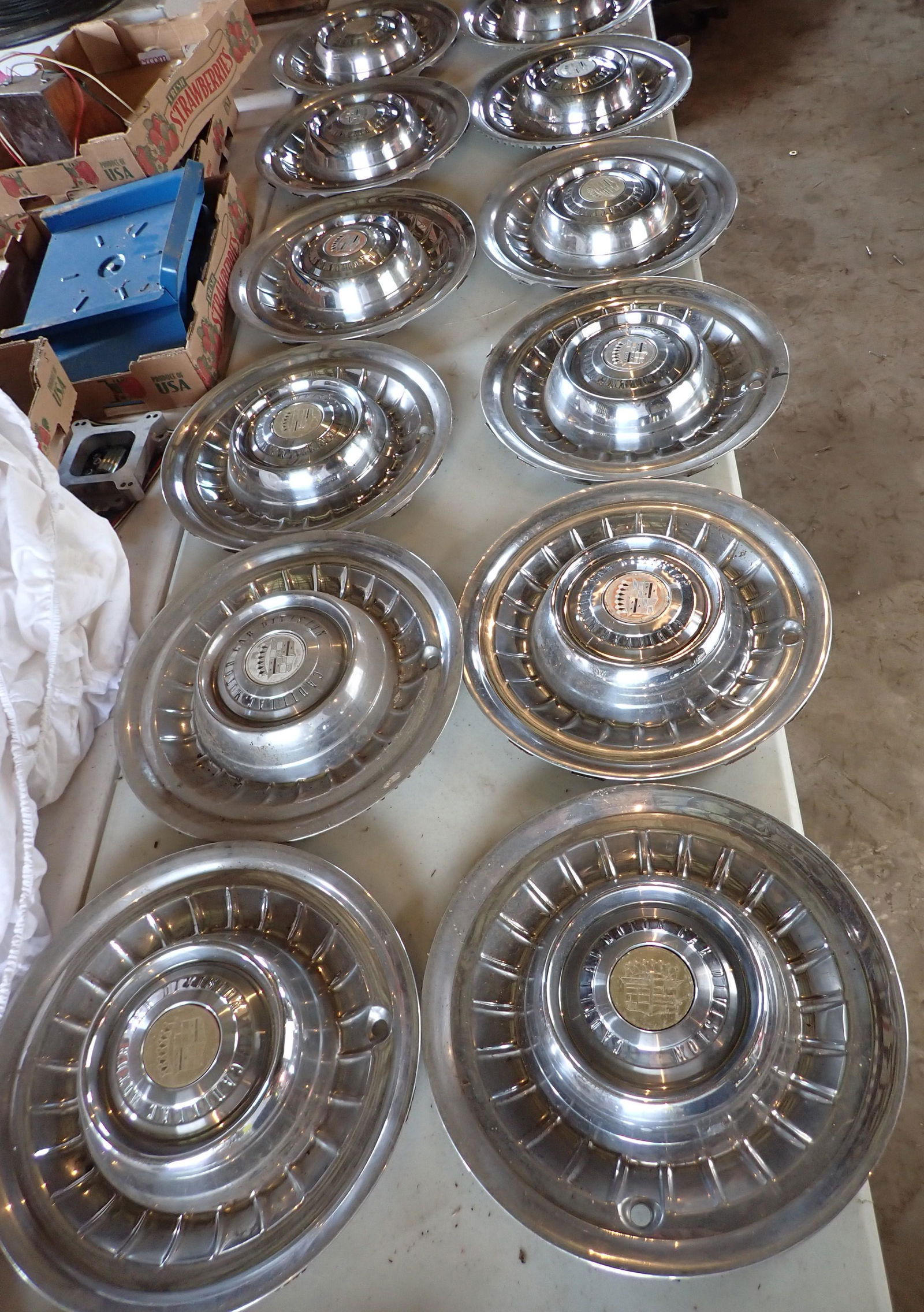 13 Cadillac Hubcaps (1 of 6)