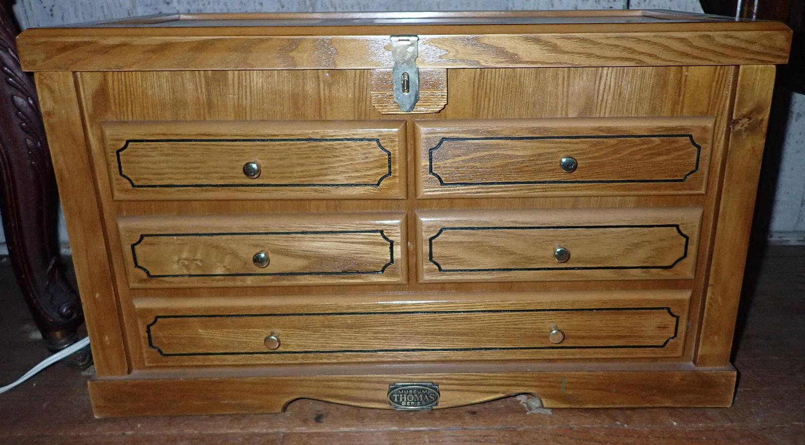 Thomas Museum Series Knife Display Case (1 of 7)