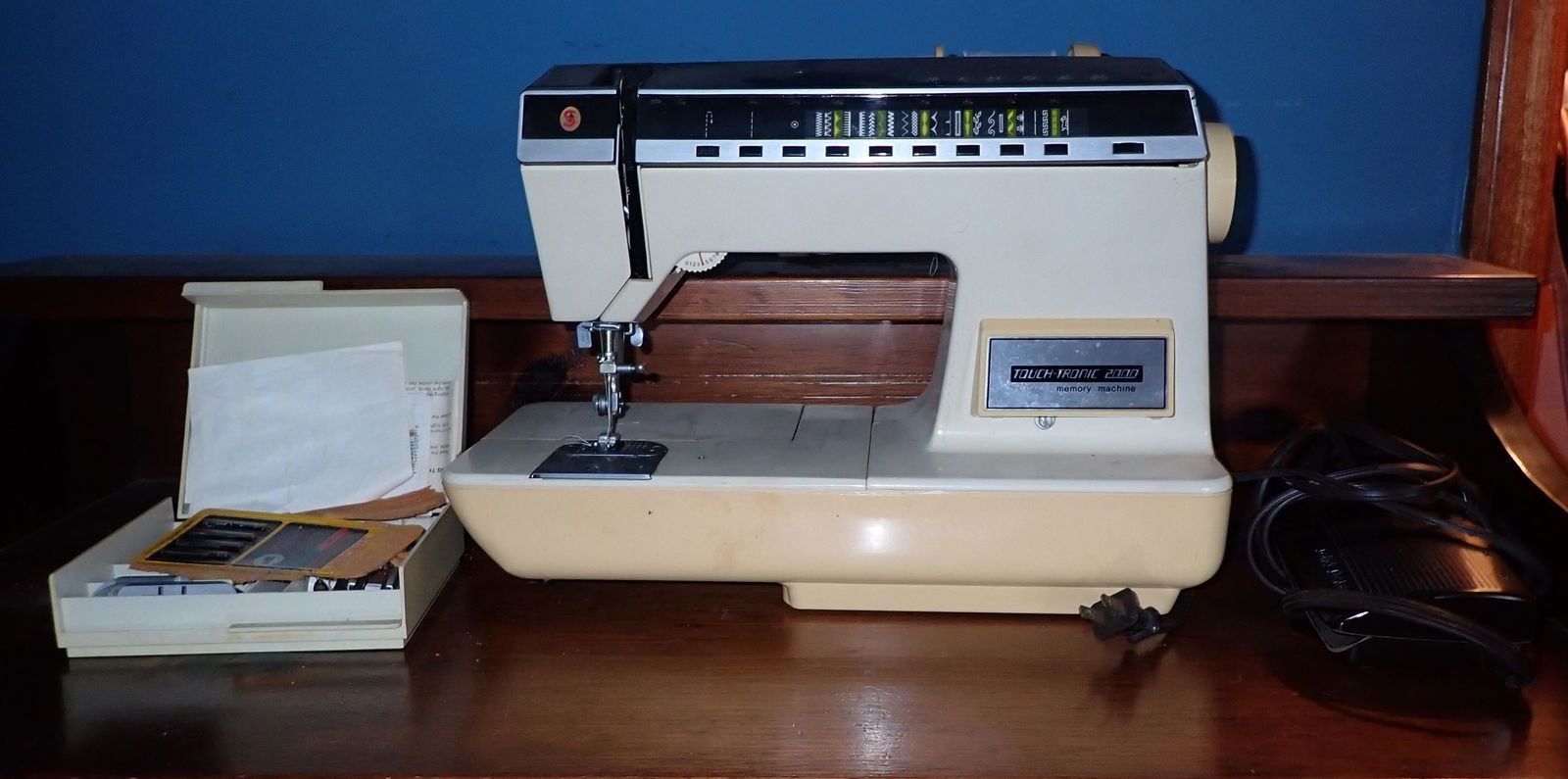 Singer Sewing Touch Tronic 2000 Memory Machine (1 of 6)