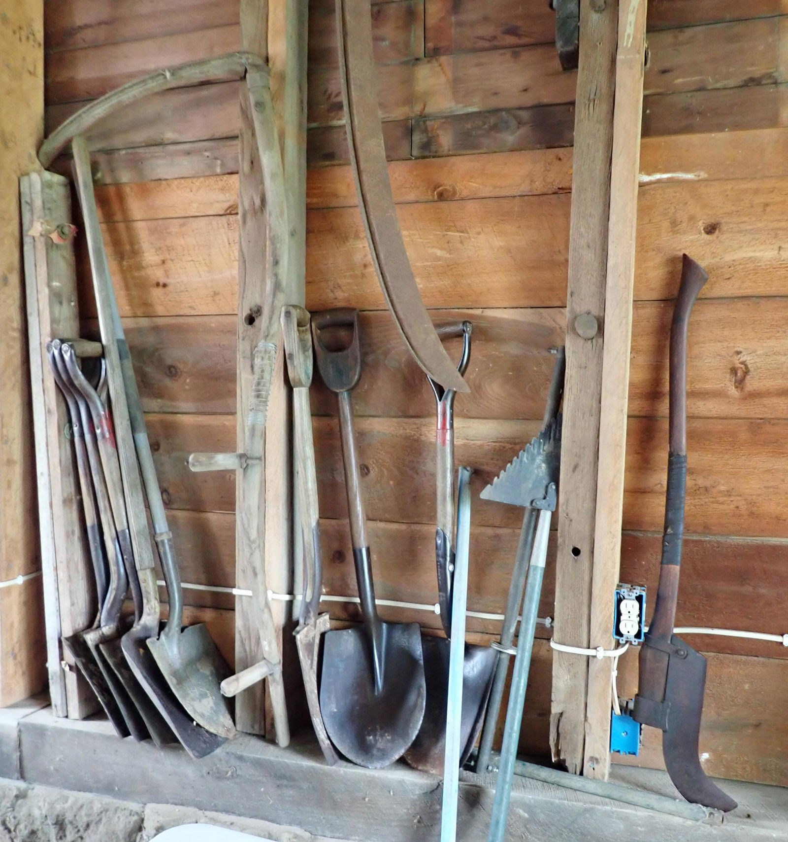 Shovels Scythes Pole Saw (1 of 4)