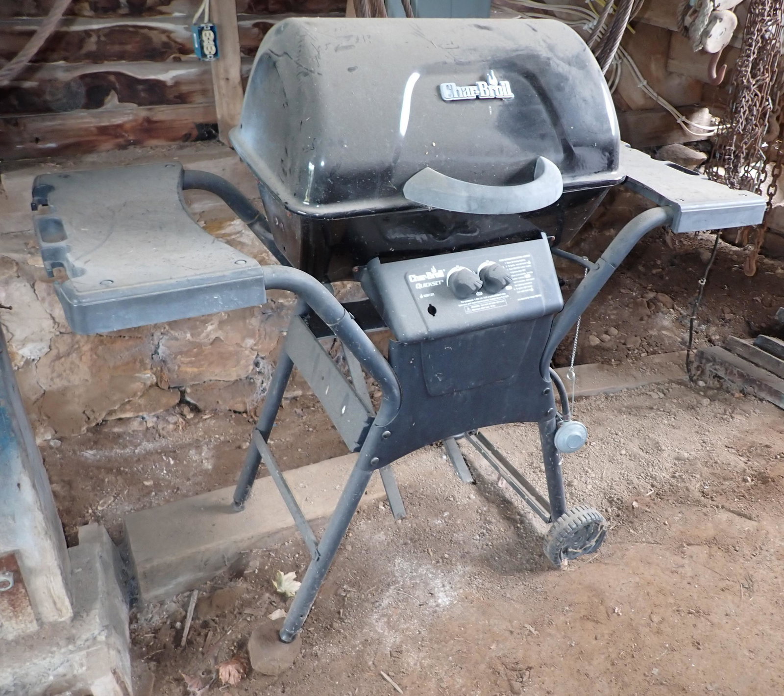 CHAR BROIL QUICKSET PROPANE GRILL (1 of 3)