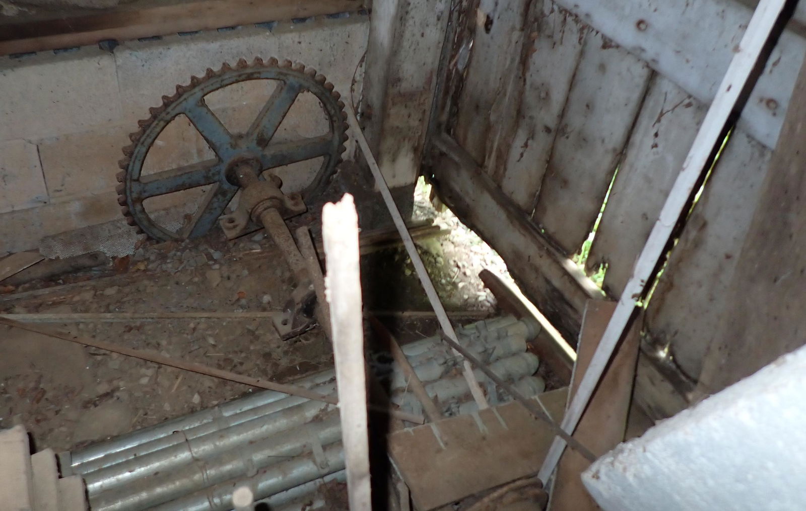 Scrap Lumber Iron Gear Cables & Misc (1 of 12)