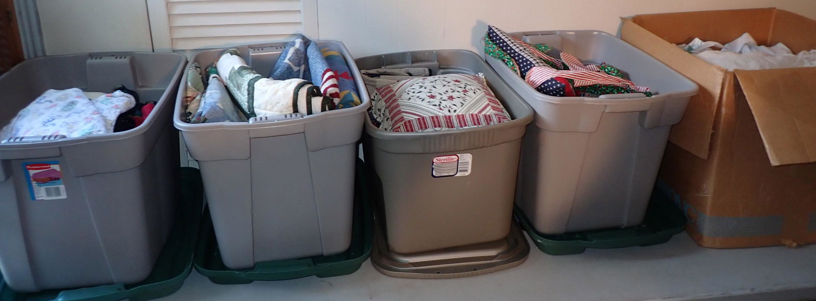 Quilts Blankets Comforters Sheets & Misc (1 of 5)