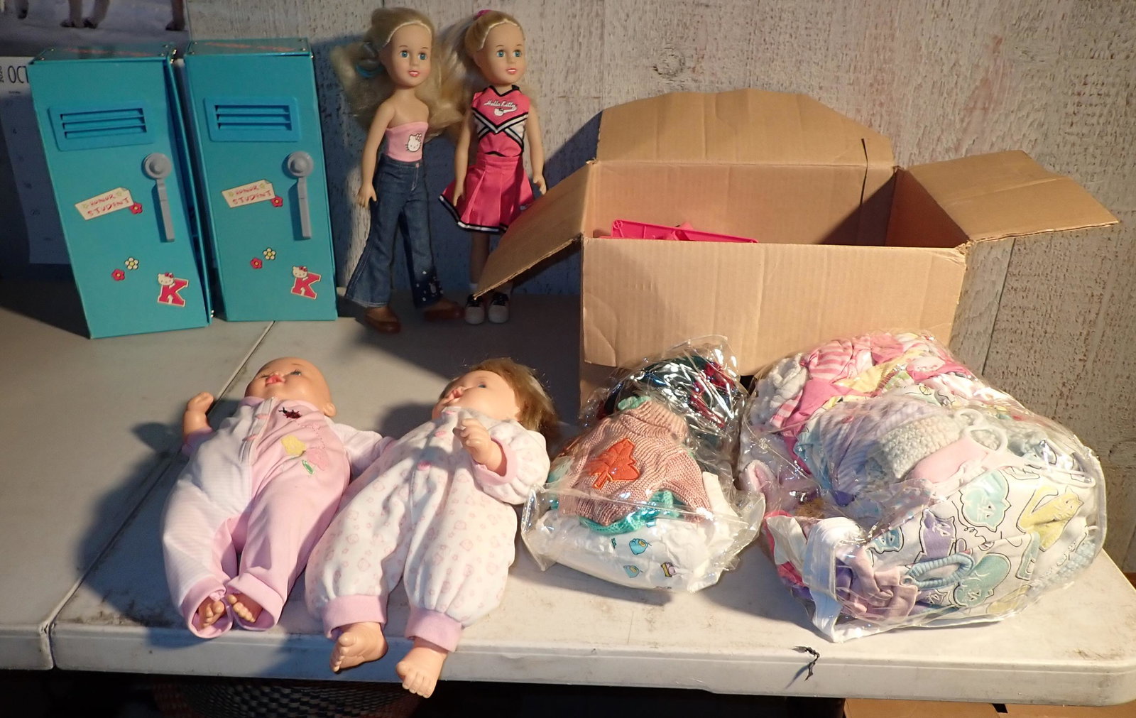 Dolls Clothes & Accessories: Getting all on table