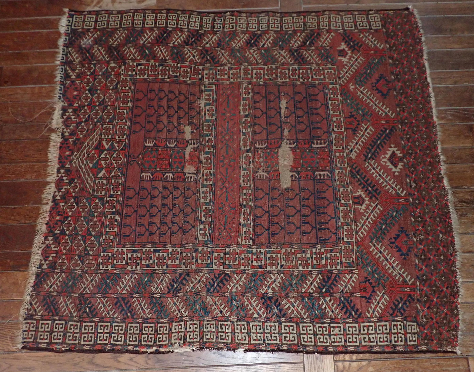 Persian Area Rug: Approx 45" x 48"