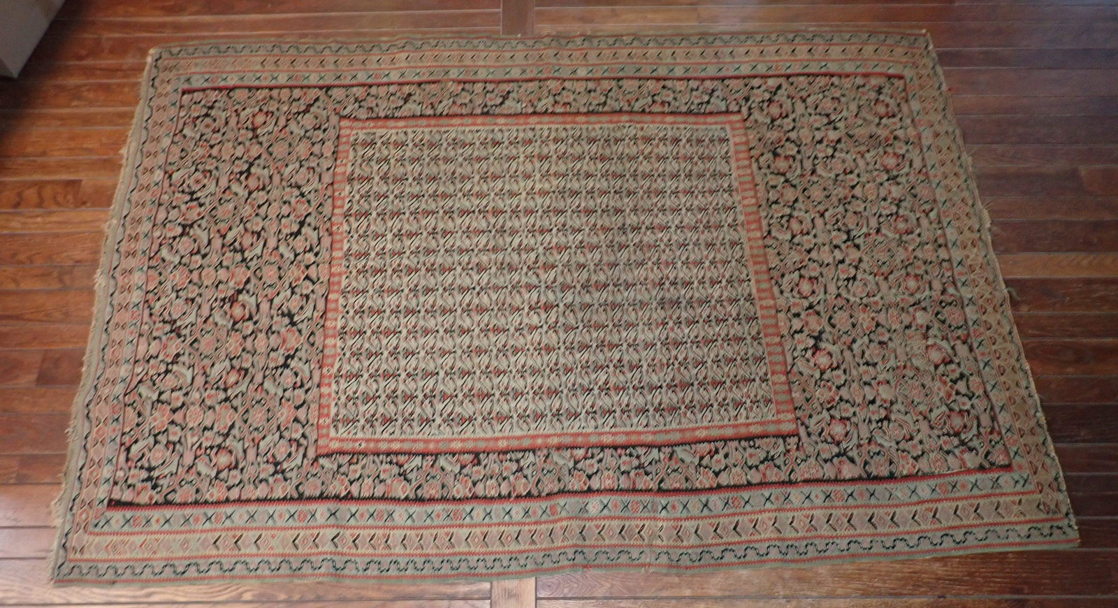 Persian Area Rug: Approx 51 1/2" x 75"