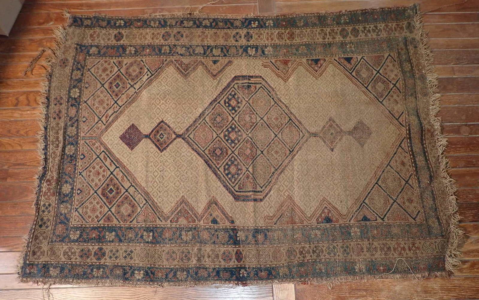 Persian Area Rug: Approx 48" x 65"