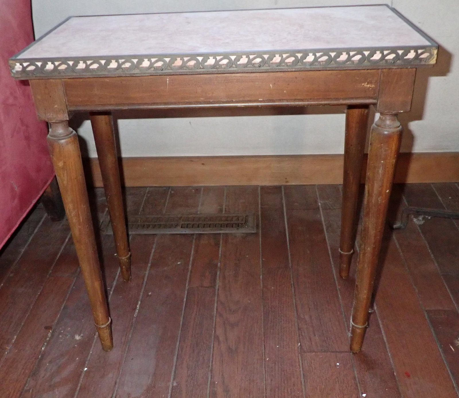 Marble Top Danry End Table w/ Brass Edge: Approx 10 1/4" x 19 1/8" x 19" tall